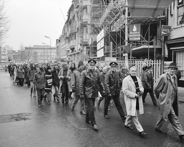 102275 Afbeelding van de demonstratie tegen de oorlog in Vietnam op het Vredenburg te Utrecht.